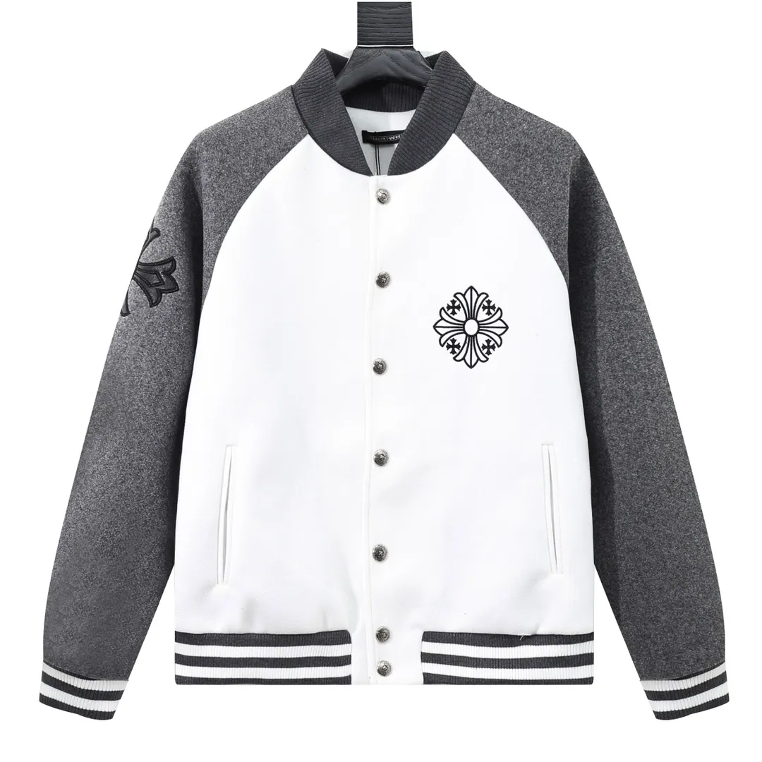 P370 Model No. Y623 Chromehearts/Chrome Hearts Embroidered Letters Woolen Stitching Baseball Jacket Channel Boutique The most popular baseball jacket among fashionable men and fashionable women. There are versions at all levels in the market (you must compare the details). The most powerful quality control has been producing and researching baseball uniforms for 7 years. The details are exquisite. With it, you are the most beautiful boy in the world. The paint-coated full-face four-button buckle (button with LOGO), the average weight of the fabric is nearly 900 grams, and it is made of wool + eyeliner blended, custom-woven and dyed wool with high color fastness. The lining is made of silky and delicate cupro fiber! The texture is thick, the color is more uniform and beautiful, and the sharp edges and corners are full of three-dimensionality, showing laziness, casualness, and youthful vitality! size：M-XXL